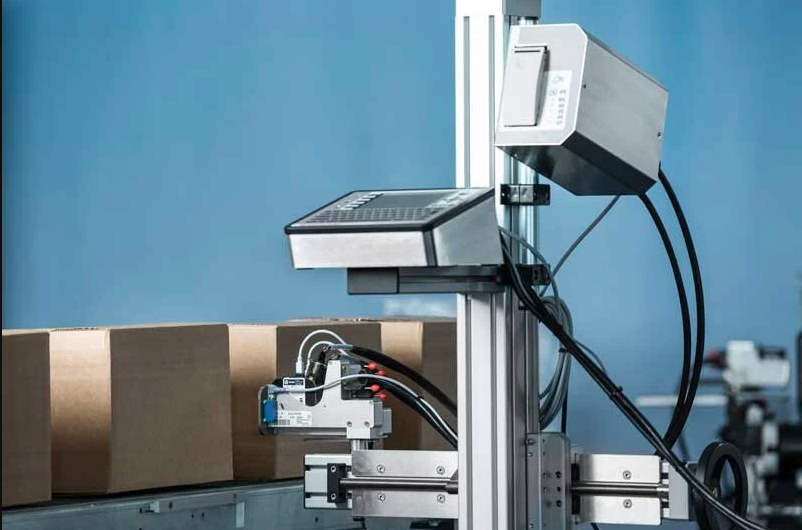 Inkjet printer coding boxes on conveyor